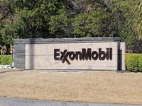 1031134_ExxonMobilSign_KatherineWelles_Shutterstock.com_