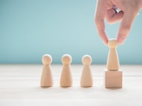 1031756_successfulteamleaderbusinessmanhandchoosepeoplestandingoutfromthecrowd_1202867371_546106
