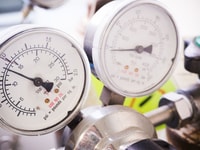 pressure gauge cylinders in lab