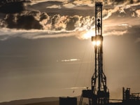 drilling-tower_desert-mountain-energy-heliopolis-helium-project-kight-gilcrease-sand-unit-oil-gas-high-grade-high-tech-rare-gas-1030x687