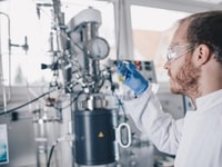 K1024_Untersuchung-des-Wasserstoffträgeröls-Dibenzyltoluol-c-Hydrogenious-Technologies-600x400
