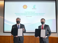 The JSCA signing parties were Adif Zulkifli (left), PETRONAS Executive Vice President and Chief Executive Officer of Upstream and Ivan Tan (right), Shell Malaysia Chairman and Senior Vice Pres