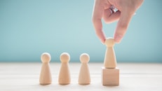 1029820_successfulteamleaderbusinessmanhandchoosepeoplestandingoutfromthecrowd_1202867371_546106