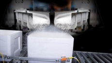 1036919_fillingcontainerswithice_780787
