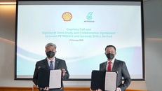 The JSCA signing parties were Adif Zulkifli (left), PETRONAS Executive Vice President and Chief Executive Officer of Upstream and Ivan Tan (right), Shell Malaysia Chairman and Senior Vice Pres