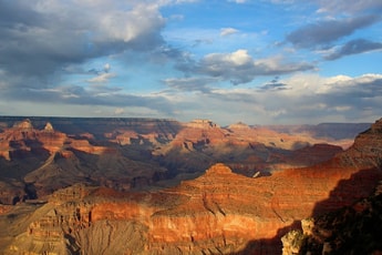 Stuntman crosses canyon with hydrogen-powered jetpack