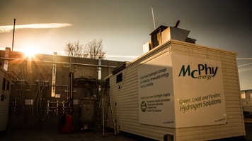 1024933_solid_storage_in_container_ready_to_be_delivered_576588