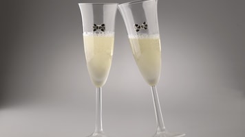 1029912_elegantglasseswithsparklingwine_104280