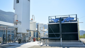 1035538_cespilotplantdirectaircapturesystem.shownarethecalcinerleftandaircontactorright_455263