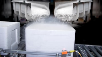 1036839_fillingcontainerswithice_314423_crop