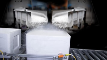 1036919_fillingcontainerswithice_780787