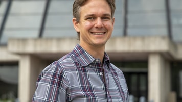 21-0024-04.hr-benjamin-hansen-portrait