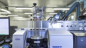 Bruker-FTIR