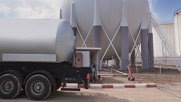Distribution tanker