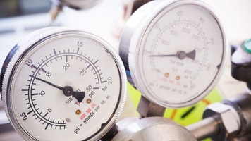 pressure gauge cylinders in lab