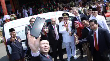 Dr Ben Todd and Aleksander Gerbec of Ecubes Arcola with the Governor of South Sumatra Alex Noerdin