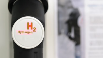 High pressure (700 bar) hydrogen fuel filler nozzle for refueling hydrogen powered commercial vehicles