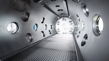pic 3 Leybold UNIVEX_SXTT_chamber Inside