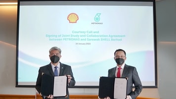 The JSCA signing parties were Adif Zulkifli (left), PETRONAS Executive Vice President and Chief Executive Officer of Upstream and Ivan Tan (right), Shell Malaysia Chairman and Senior Vice Pres