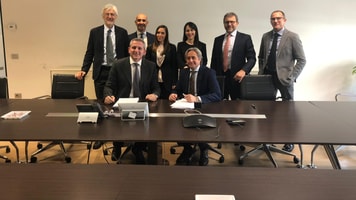 Un momento della firma del contratto tra Air Liquide e Saras