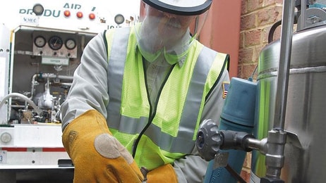 1015502_Air-Products-Driver-Delivers-Micro-Bulk