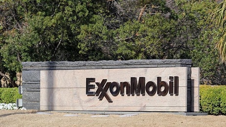 1031134_ExxonMobilSign_KatherineWelles_Shutterstock.com_