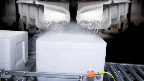 1036839_fillingcontainerswithice_314423_crop