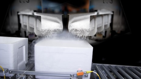 1036919_fillingcontainerswithice_780787