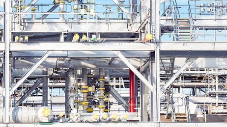 Liquefied natural gas refinery build