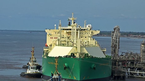 Liquefied natural gas ship terminal