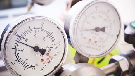 pressure gauge cylinders in lab