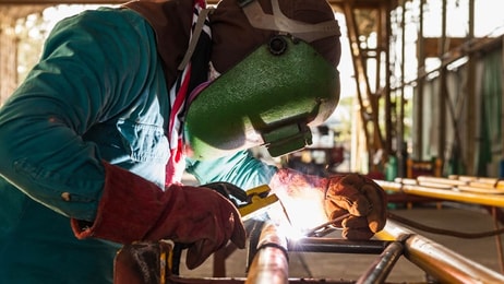 Worker-welding-the-steel-structure