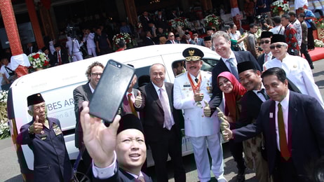 Dr Ben Todd and Aleksander Gerbec of Ecubes Arcola with the Governor of South Sumatra Alex Noerdin
