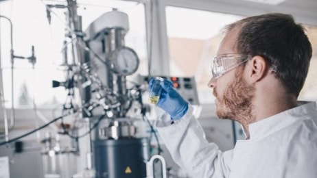 K1024_Untersuchung-des-Wasserstoffträgeröls-Dibenzyltoluol-c-Hydrogenious-Technologies-600x400