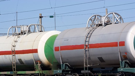 Liquefied natural gas train
