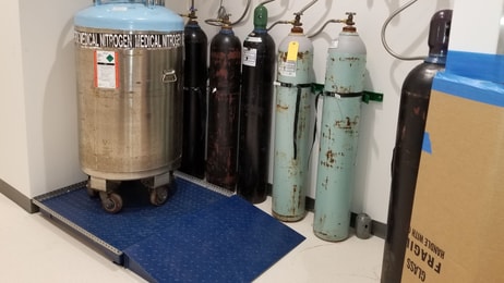 Pulsa_Nitrogen dewar with oxygen and carbon dioxide cylinders monitored with an industrial scale and high pressure sensors.