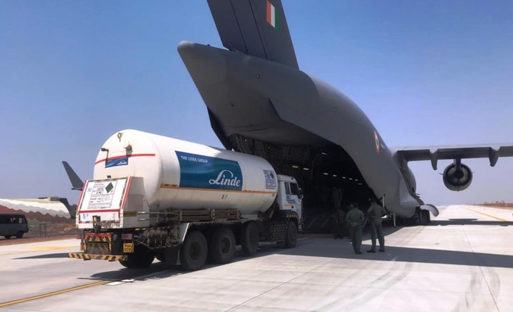 India oxygen crisis: supplies arrive from overseas