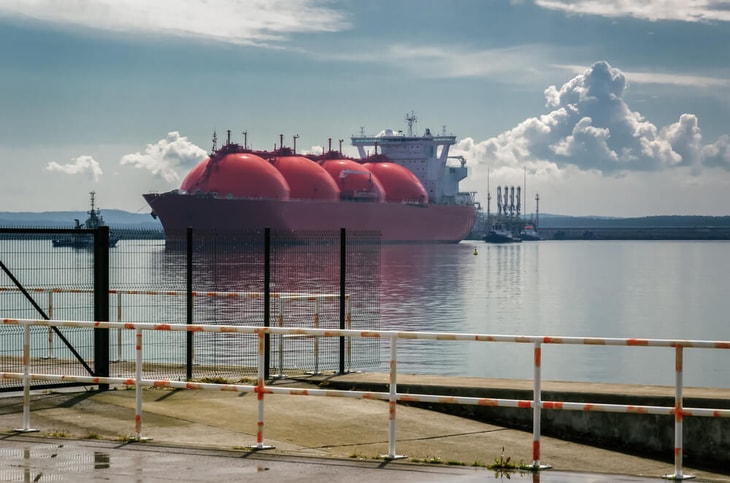 Qatar inks 27-year multi-million tonne LNG supply deal with Shell