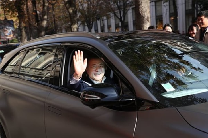 South Korean President drives Hyundai H2 car