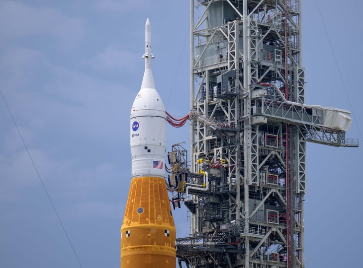 NASA launches Artemis I