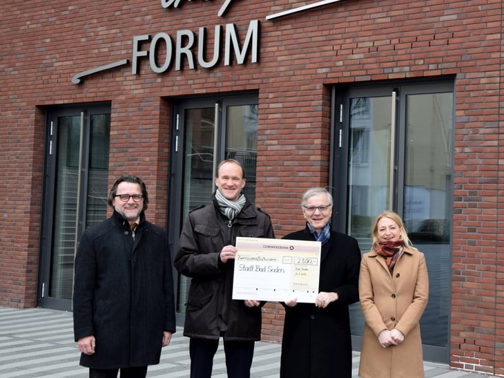 Messer raises money for German language courses for refugees in the town of Bad Soden